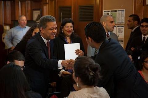 Leonel Fernández greets students at Chubb Fellowship student dinner