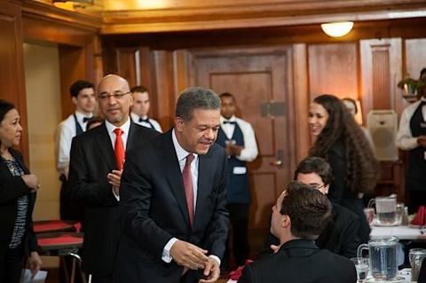 Leonel Fernández greets students at Chubb Fellowship student dinner