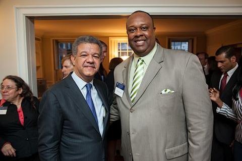 Leonel Fernández poses with a guest at Chubb Fellowship reception