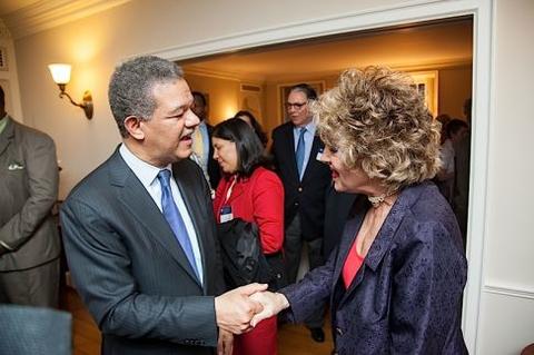 Leonel Fernández greets Sharon Goldbloom at Chubb Fellowship reception