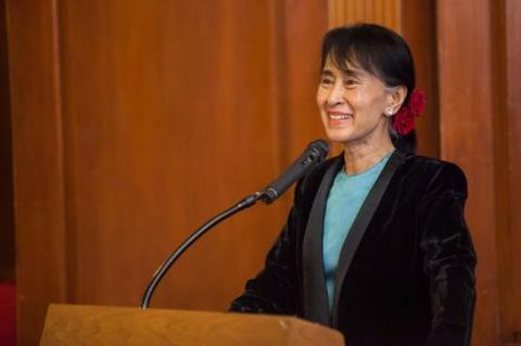 Aung San Suu Kyi greets Timothy Dwight Fellows at Chubb Fellowship reception