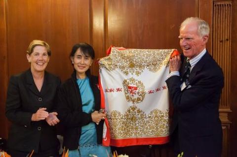 Aung San Suu Kyi receives Chubb Fellowship momentos